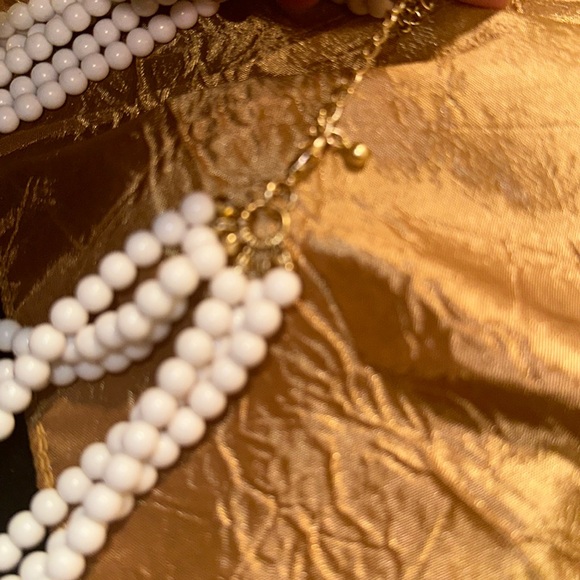 🪞✨🤍 6 layer multi-size/strand bright white beaded necklace with lobster clasp - Picture 2 of 2